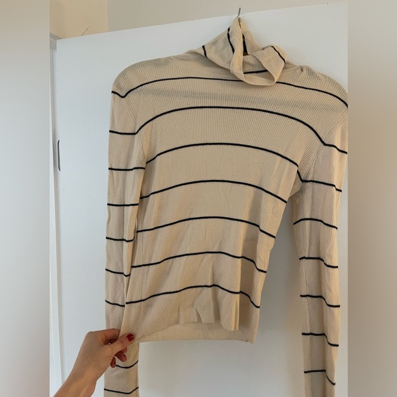 Theory Cropped Merino Wool Turtleneck - Picture 4 of 6